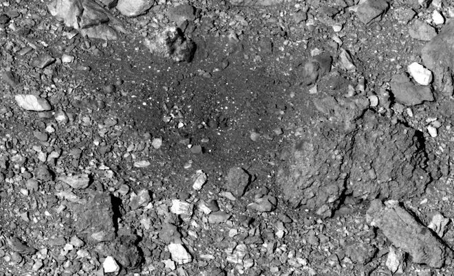 A superfície do asteroide após a coleta das amostras (Imagem: Reprodução/NASA/Goddard/University of Arizona)