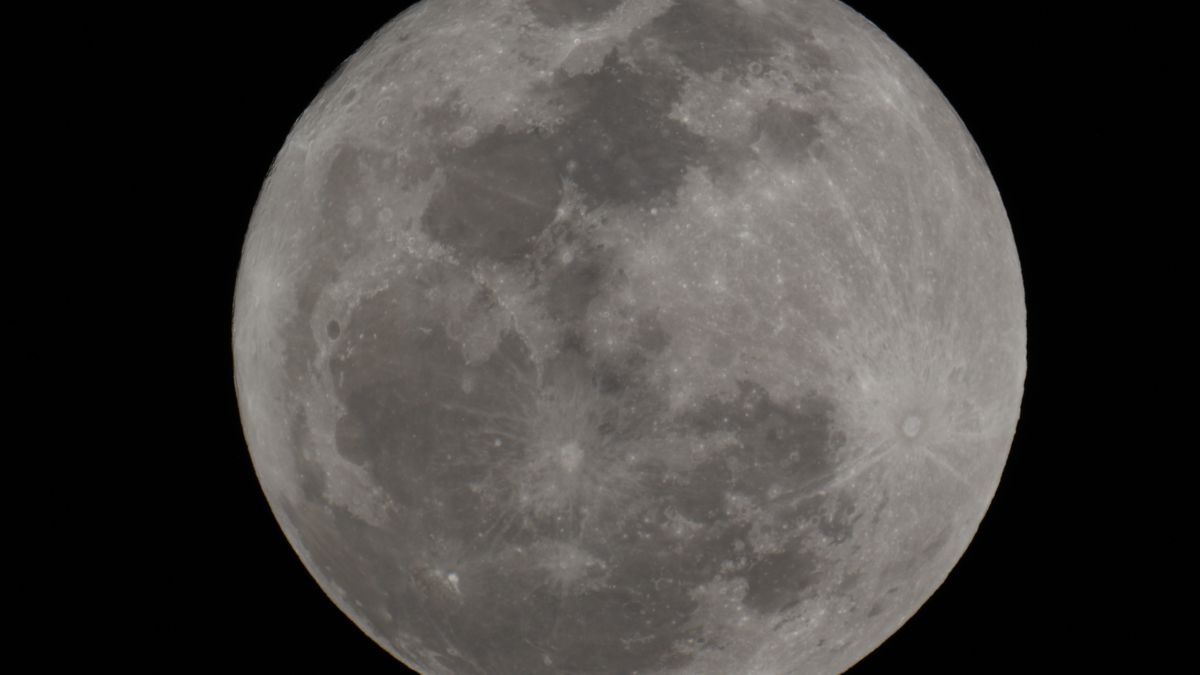 Cratera lunar imensa pode ter vestígios de um antigo oceano composto de magma