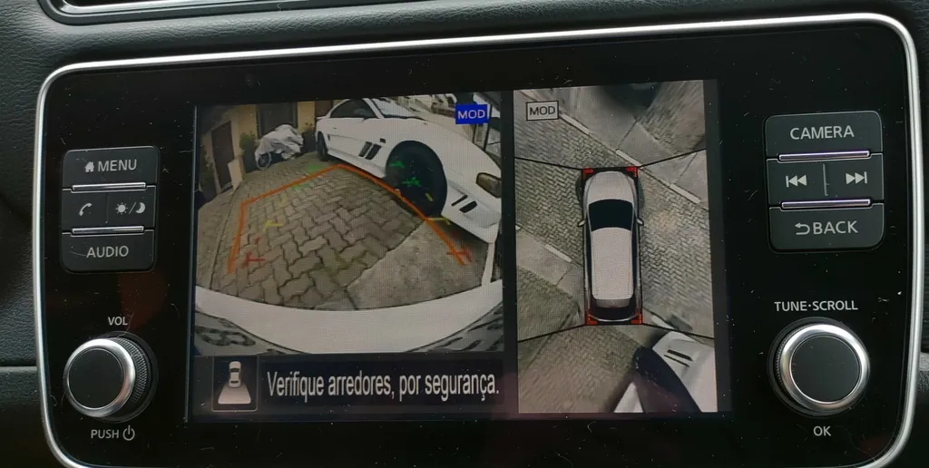 Câmeras do Nissan Leaf monitoram o carro em todos os ângulos (Imagem: Paulo Amaral/Canaltech)