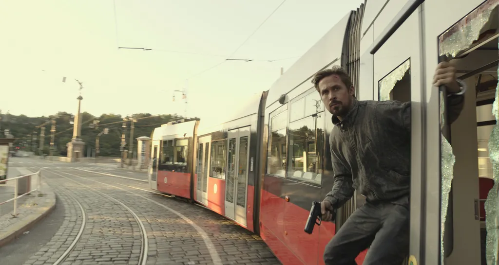 Ryan Gosling vai ter que lidar com outros agentes querendo matá-lo (Imagem: Divulgação/Netflix)