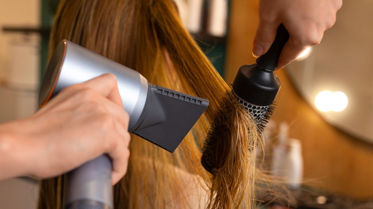 Produto de cabelo sob calor do secador produz poluição equivalente a do trânsito