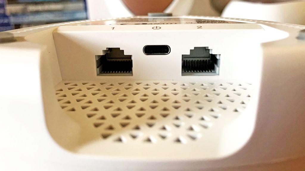 Cada roteador Covr vem com três antenas dual-band em seu interior, além de trazer duas portas Ethernet Gigabit e outra USB-C, que é usada exclusivamente para alimentação