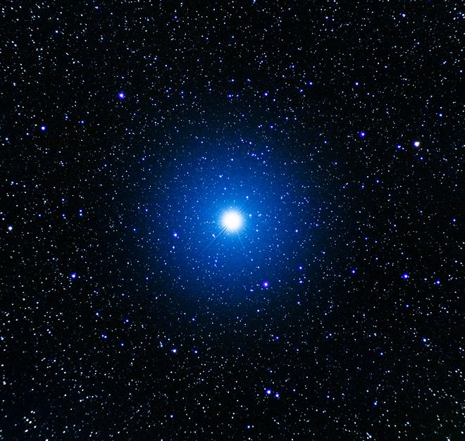 O brilho de Vega é superado apenas por estrelas como Sirius e Alpha Centauri (Imagem: Reprodução/Francisco José Sevilla Lobato)