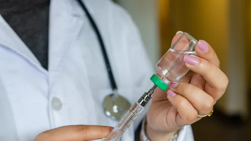 AstraZeneca pode adaptar sua vacina para evitar risco de trombose, dizem fontes