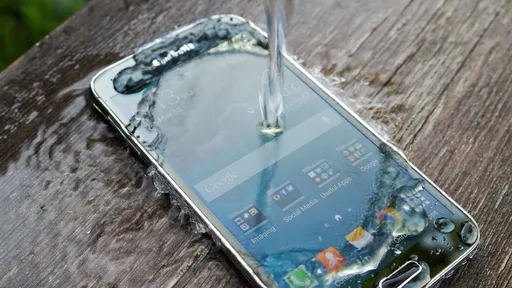 Executivo da Xiaomi ensina nova forma de recuperar smartphone molhado