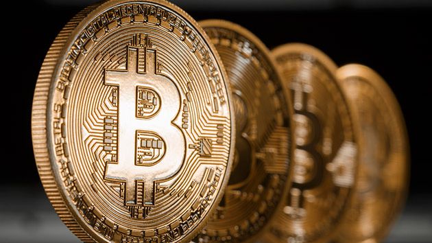 Preço do Bitcoin bate recorde histórico e ultrapassa os R$ 10 mil
