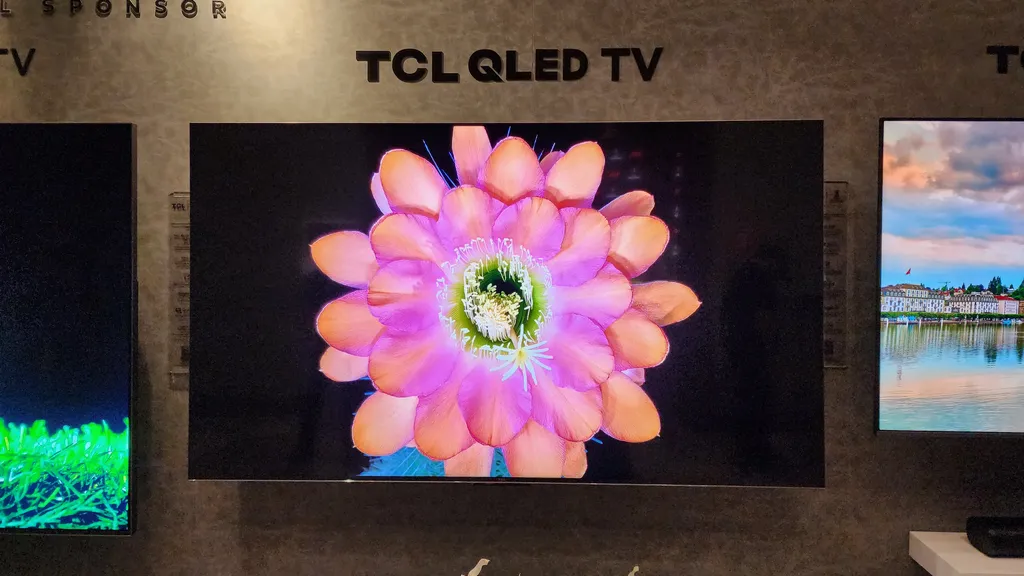 A linha de TVs QLED da TCL chega com tamanhos de até 98 polegadas (Imagem: Diego Sousa/Canaltech)