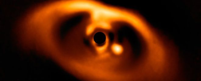 O primeiro registro em imagem do nascimento de um planeta (Imagem: European Southern Observatory)