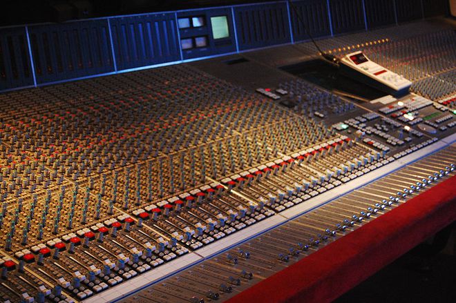 Mesa de 72 canais do The Cutting Room Recording Studios, NYC: agora imagina isso em 360 (Foto: Rebecca Wilson)