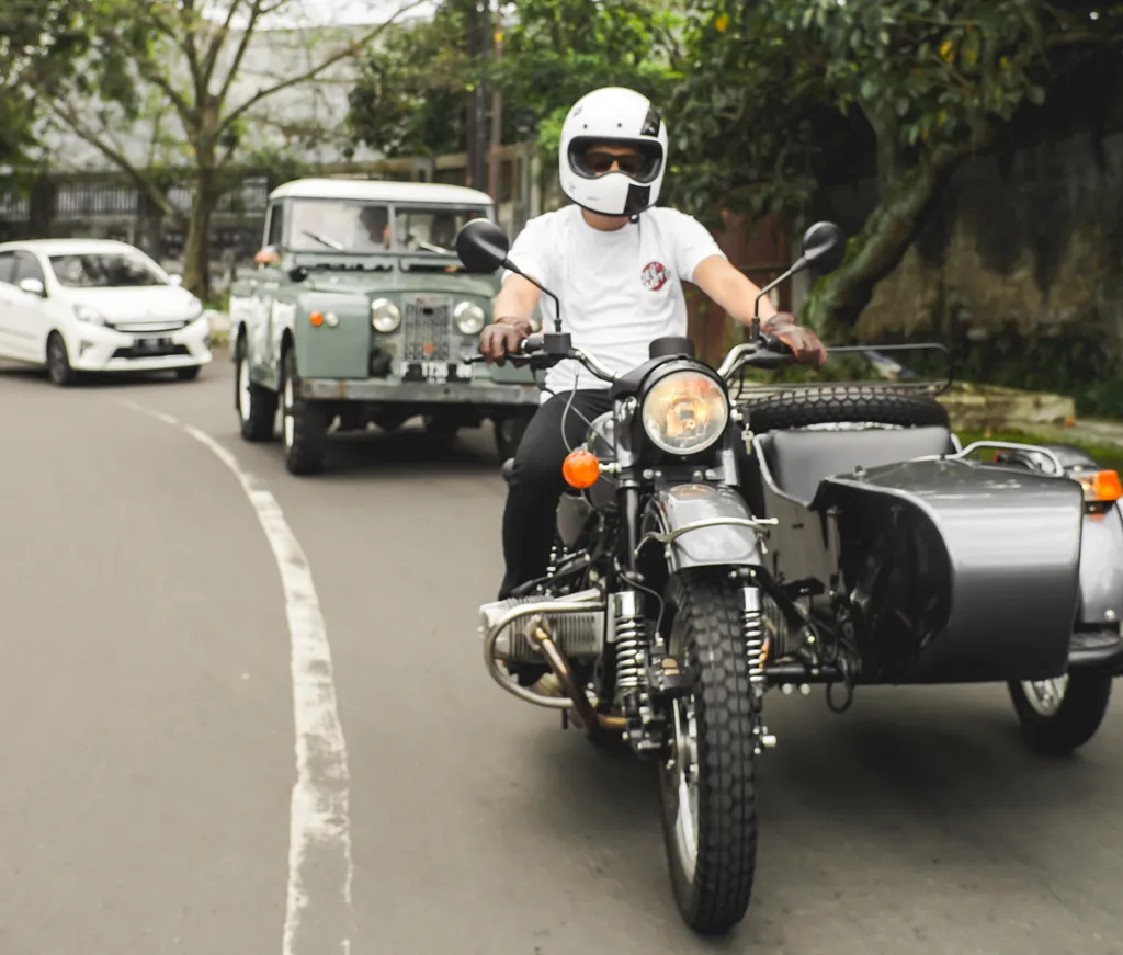 Rodar de moto com sidecar acoplado é permitido em qualquer tipo de via no Brasil (Imagem: Yulian As/Unsplash/CC)