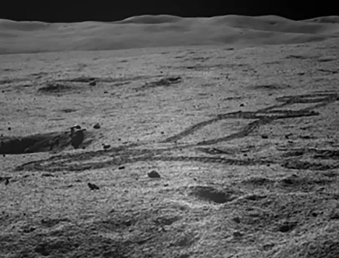 Detalhes da superfície lunar em seu lado afastado, em registro da missão Chang'e 4 (Imagem: CNSA)