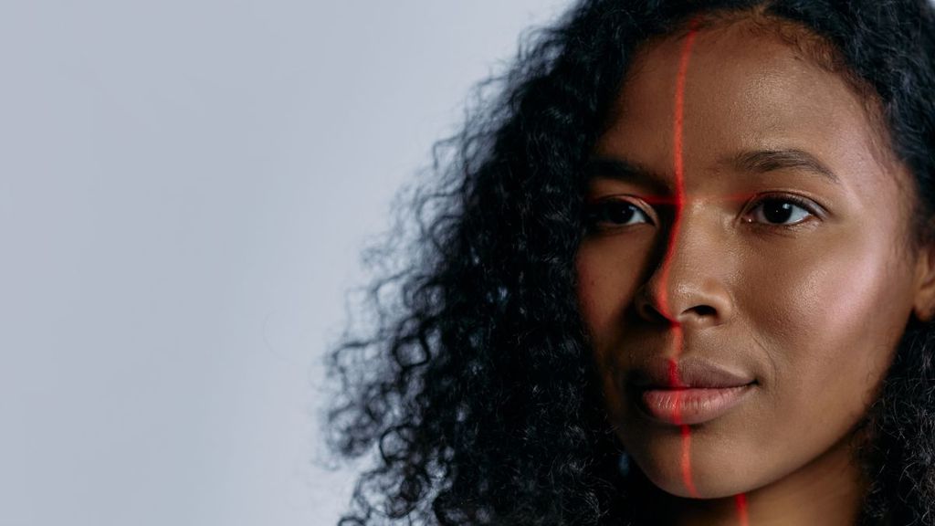 Deepfakes de usuários são feitos para enganar sistemas de biometria, criando desde máscaras de látex a modelos ultrarrealistas e até invasão de sistemas para injeção de dados falsos (Imagem: Erick Teixeira)