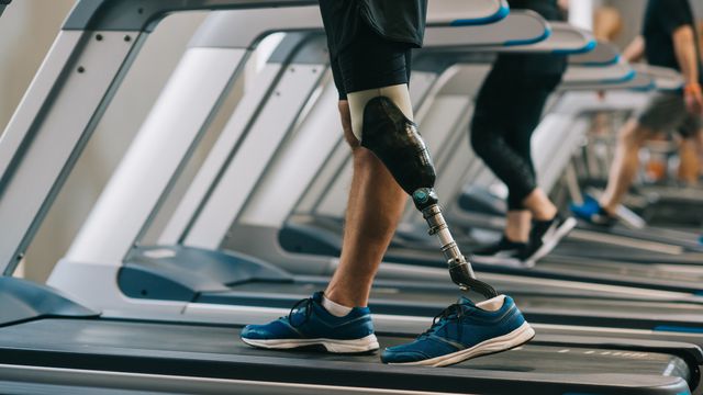 Cientistas desenvolvem prótese mecânica de perna com "tato" 