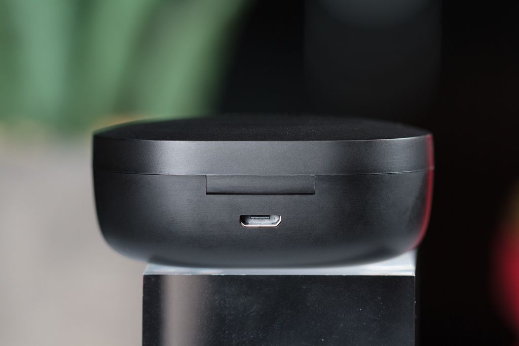 O Redmi AirDots 2 tem conector micro USB (Imagem: Ivo/Canaltech)