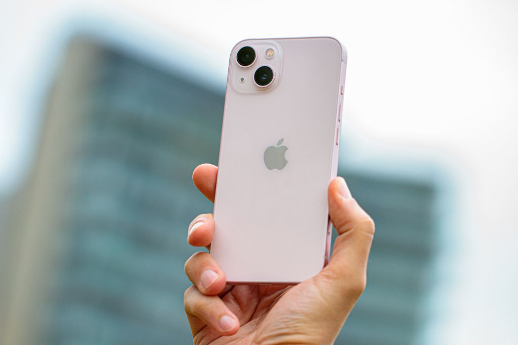 O iPhone 13 é o celular de baixo custo da Apple (Imagem: Ivo Meneghel Jr./Canaltech)