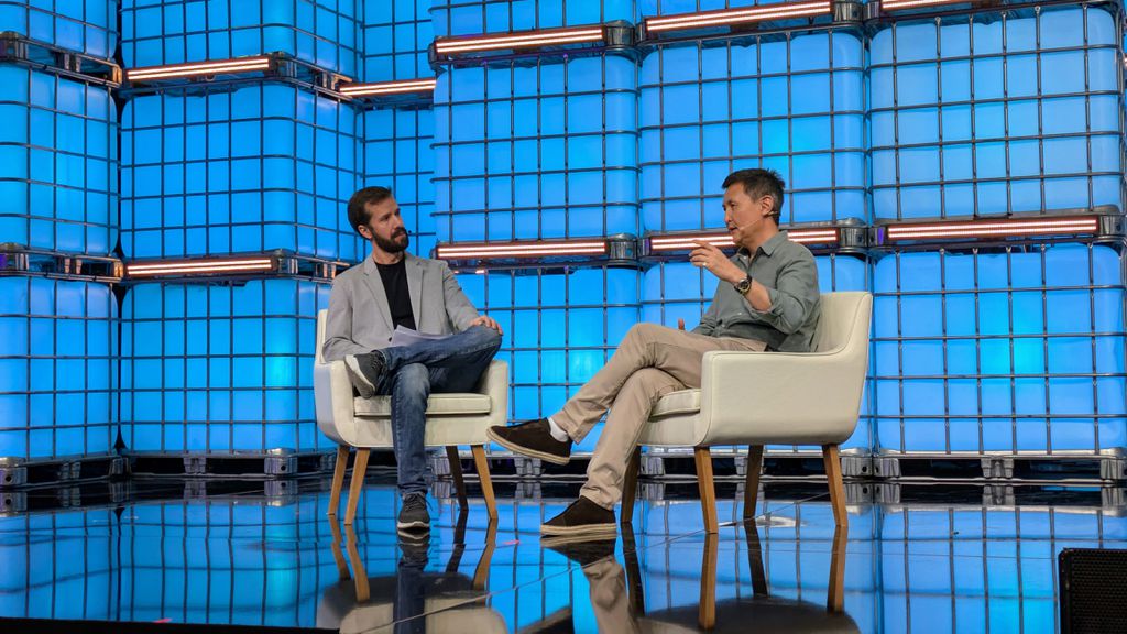 Gerente de growth do Canaltech, Fabricio Vitorino (esquerda), e CEO da inDrive, Arsen Tomsky (direita), debatem no Web Summit Rio (Imagem: Bruno De Blasi/Canaltech)