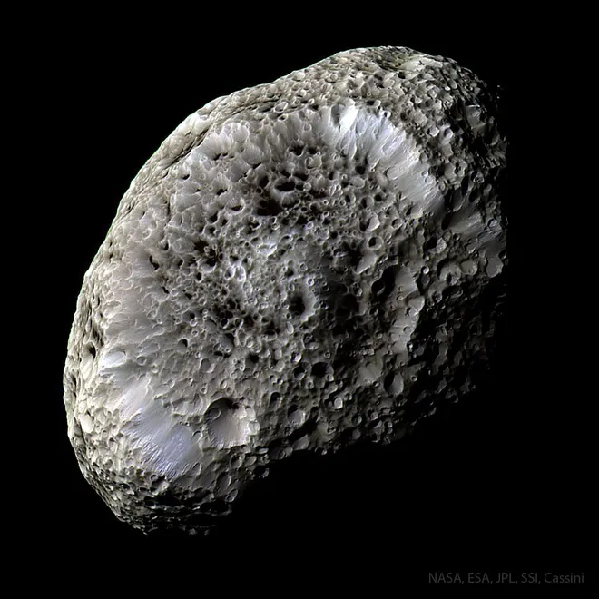 Lua Hipérion, de Saturno, fotografada pela missão Cassini (Imagem: Reprodução/NASA, ESA, JPL, SSI, Cassini Imaging Team)