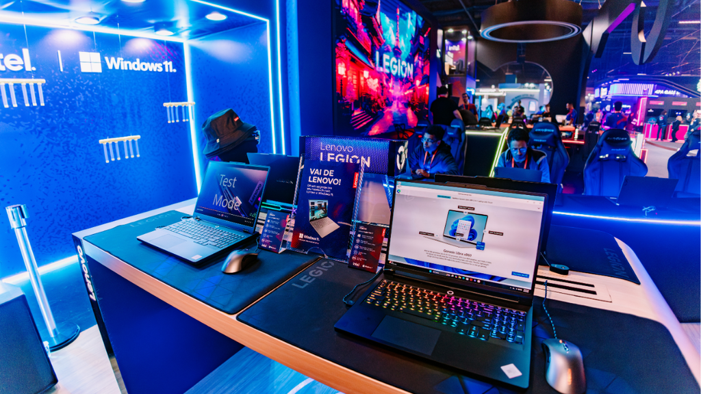 Notebooks gamer Legion Pro 5 e 7 no estande da Lenovo na gamescom latam 2025