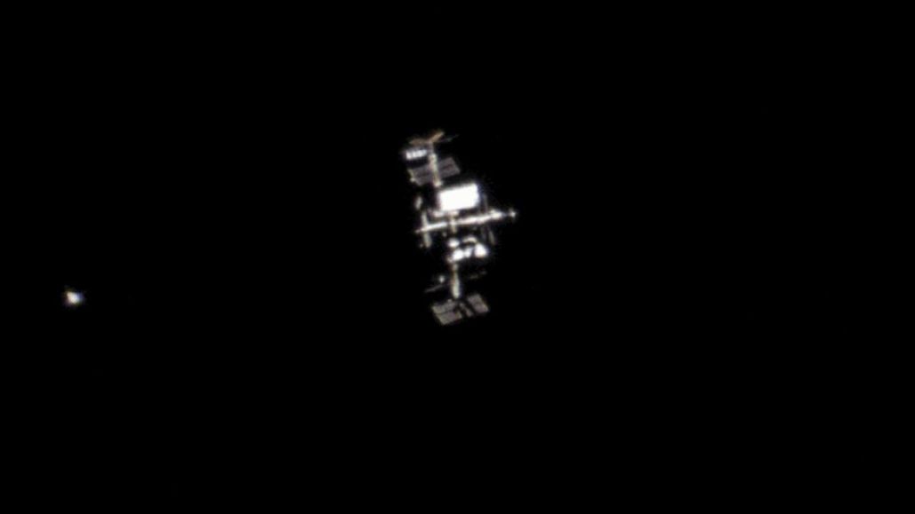 La nave espacial Starliner que se encuentra con la ISS en el espacio es fotografiada desde la Tierra