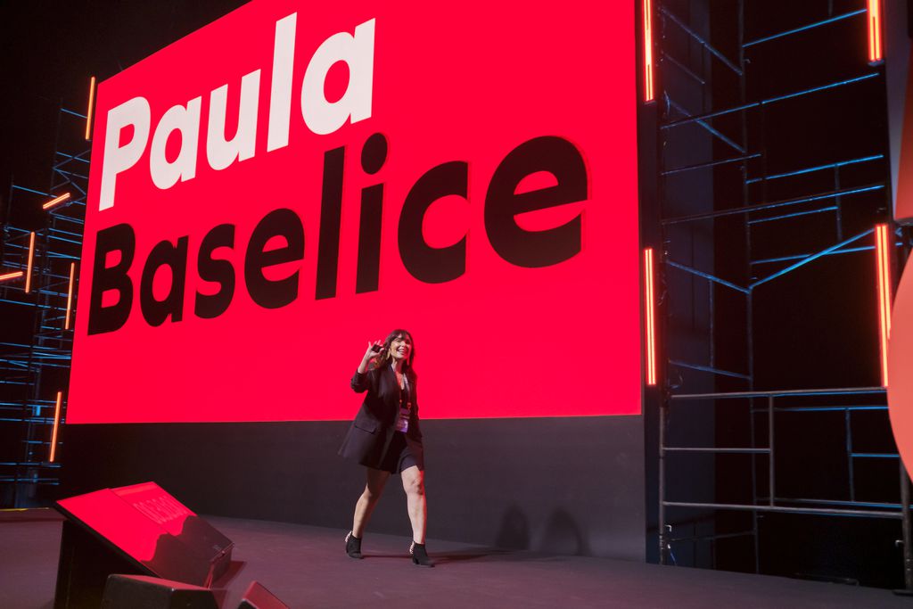 Paula Baselice no palco do Hotmart FIRE 2025