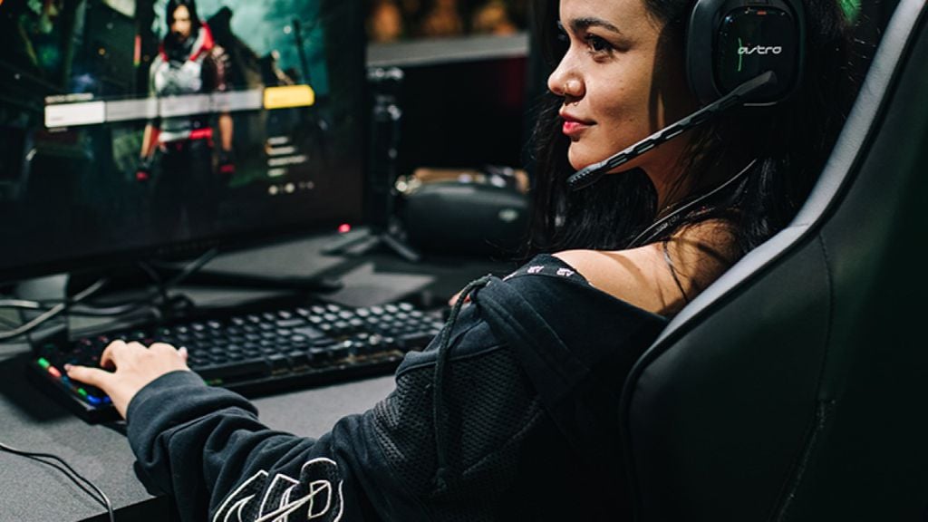 Mulher jogando no PC durante a gamescom latam 2024