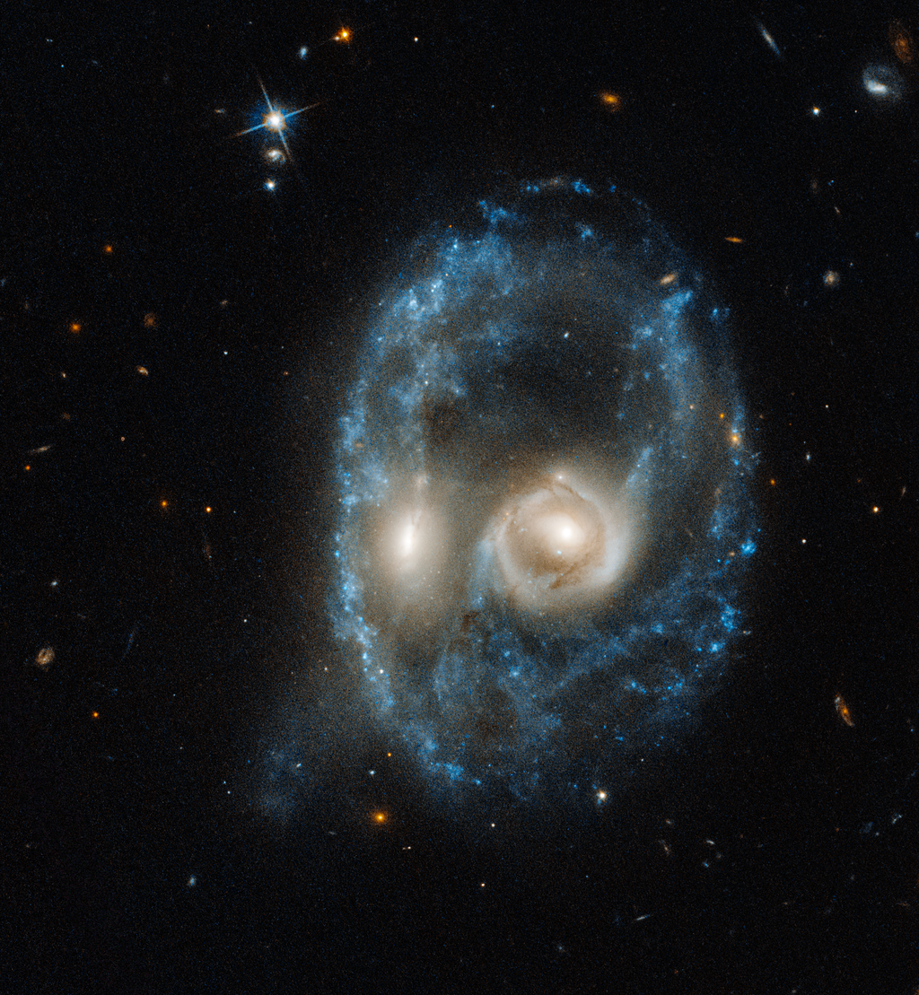 O rosto fantasmagórico formado em colisão de galáxias (Foto: NASA/ESA/Hubble)