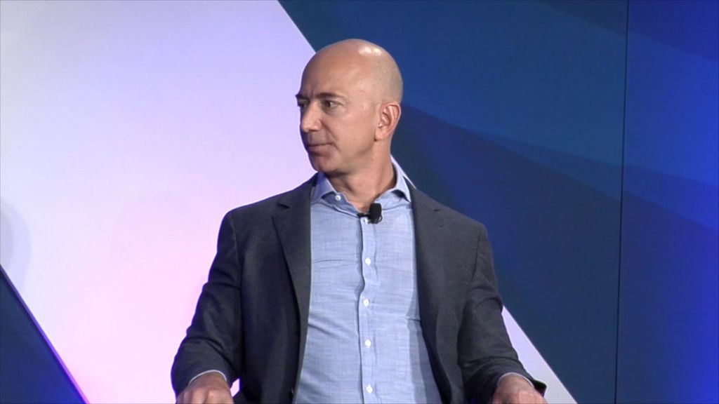 Jeff Bezos, CEO e fundador da Amazon e Blue Origin, planeja levar 3 mil satélites para o espaço, oferecendo internet banda larga para locais remotos da Terra