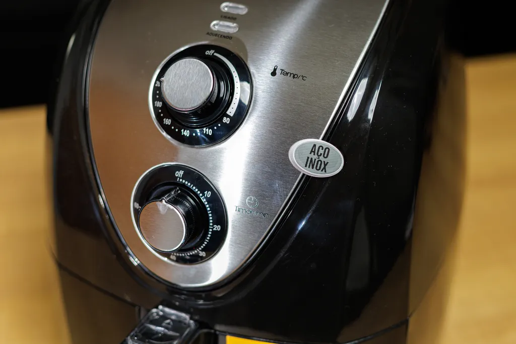 A Mondial Grand Family AFN-50 possui dois botões mecânicos para temperatura e timer (Imagem: Ivo Meneghel/Canaltech)