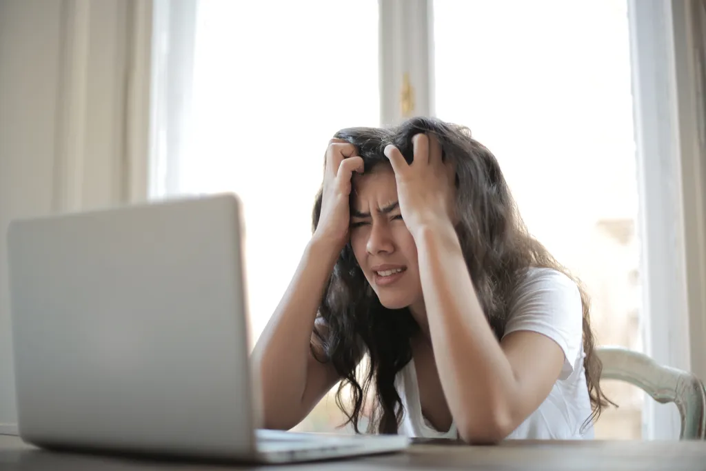 Estresse, exaustão, falta de concentração e insônia são alguns dos sintomas da síndrome de burnout (Imagem: Andrea Piacquadio/Pexels)