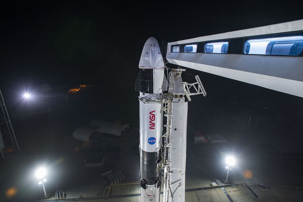 A nave Crew Dragon acoplada ao foguete Falcon 9 (Imagem: Reprodução/NASA/SpaceX)