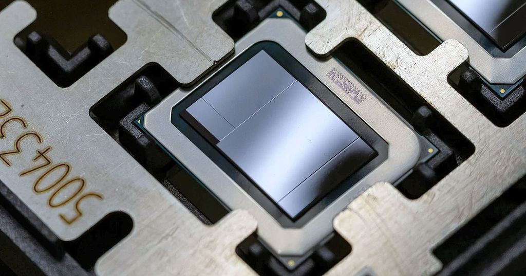 A imagem capturada pelo CNET mostra com clareza um chip Intel Meteor Lake, composto por 4 chiplets (Imagem: Stephen Shankland/CNET)