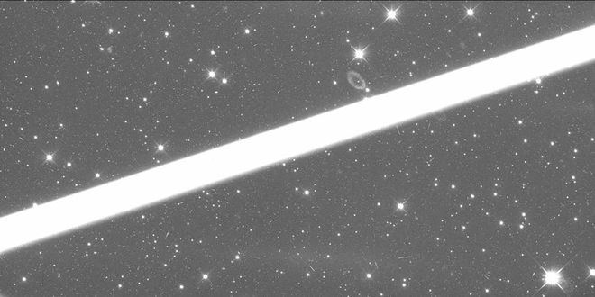 Satélite Starlink atravessa o campo de visão do telescópio Hubble (Imagem: Reprodução/NASA/HUBBLE/Simon Porter)