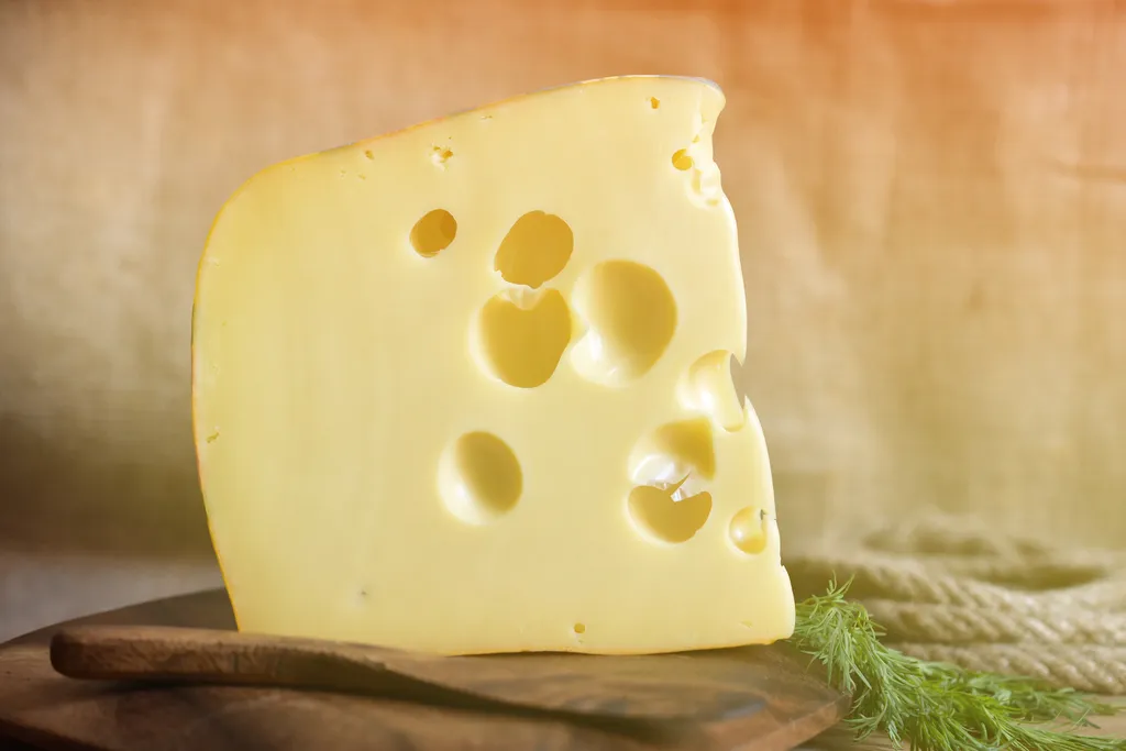 É falso que queijo cause pesadelos e sonhos inquietos — mas comer logo antes de dormir não é recomendado de forma geral (Imagem: twenty20photos/Envato)