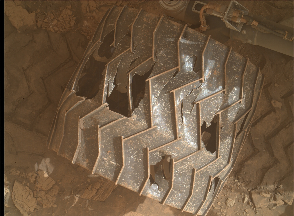 Imagem de uma das rodas do Curiosity no fim de janeiro de 2022 (Imagem: Reprodução/NASA/JPL-Caltech/MSSS)
