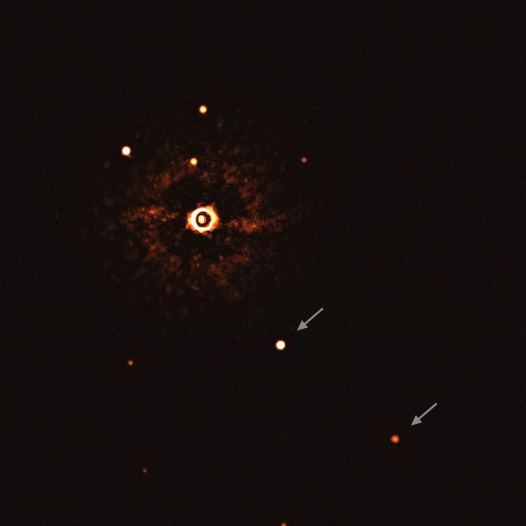 Os exoplanetas indicados pelas setas (Imagem: ESO/Bohn et al/PA)
