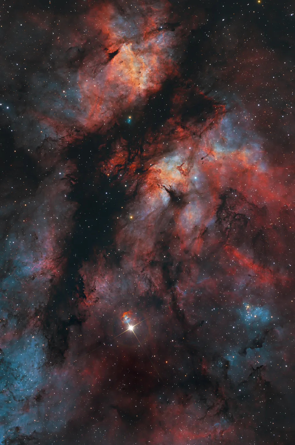 O brilho da estrela Gamma Cygni, que aparece na parte inferior da foto (Imagem: Reprodução/Min Xie, Chen Wu, Yizhou Zhang, Benchu Tang)