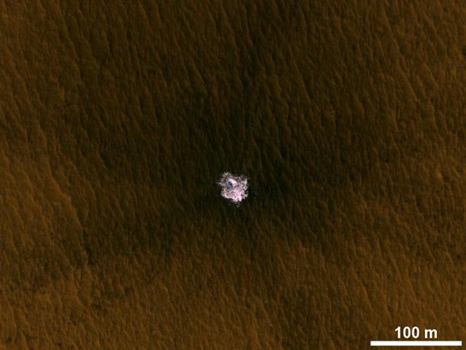 Observação da sonda Mars Reconnaissance Orbiter, que mostra uma cratera aberta por um meteorito com gelo exposto (Imagem: Reprodução/NASA/JPL-Caltech/Univ. of Arizona)