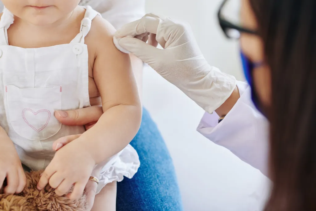 Moderna vai solicitar à Anvisa liberação de vacina da covid-19 para bebês (Imagem: DragonImages/Envato)