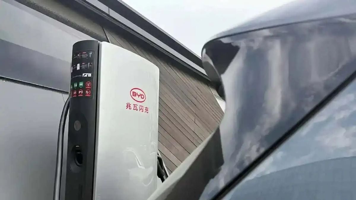 Nova plataforma BYD recarrega carro elétrico mais rápido que encher um tanque