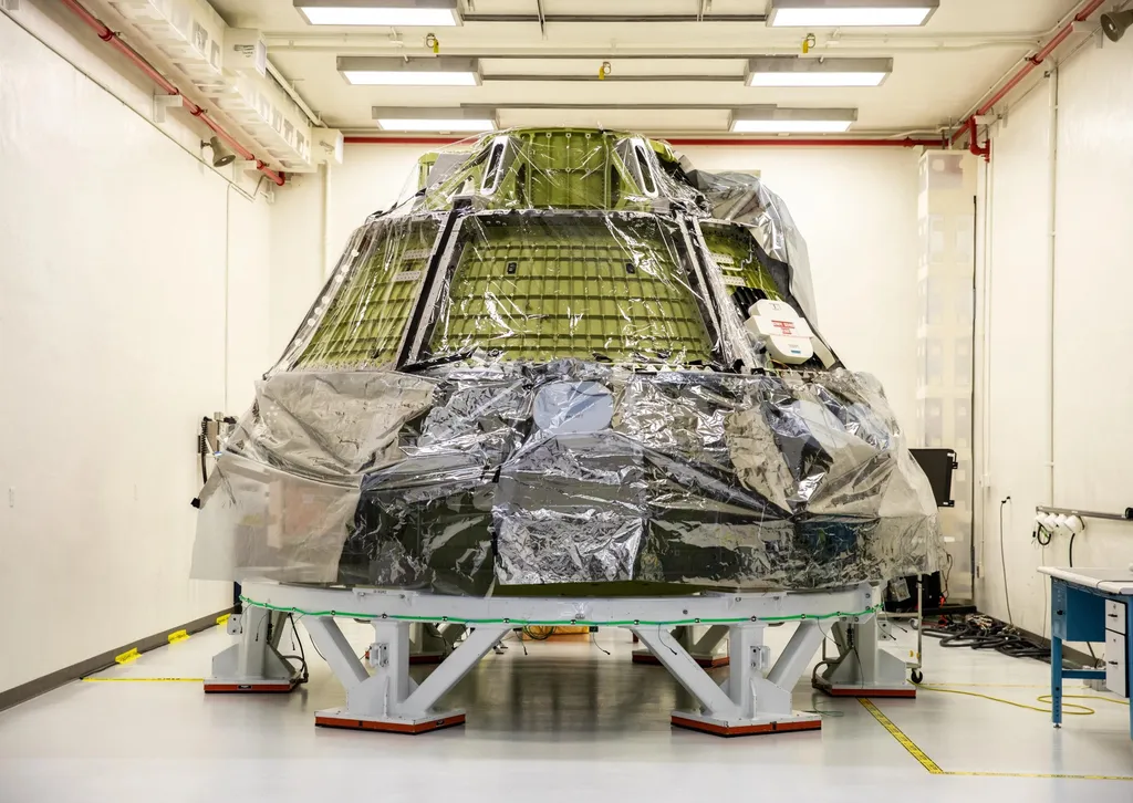 Espaçonave Orion que será usada durante a Artemis II, durante processo de montagem na Terra. (Imagem: Reprodução / NASA)