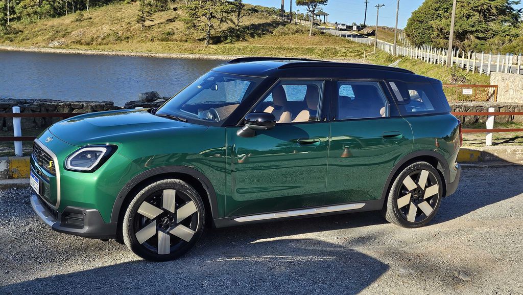 Nova geração do MINI Countryman ALL4 ficou maior, mais moderna e 100% elétrica (Imagem: Paulo Amaral/Canaltech)