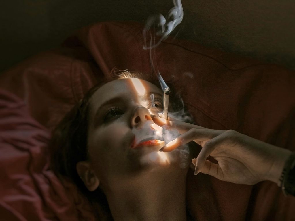 Fumar é um hábito que contribui para o acúmulo de gordura no abdômen (Imagem: Bianca Salgado/Pexels)