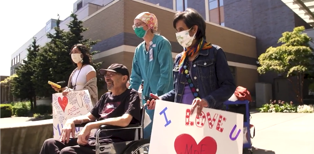 Michael Flor, de 70 anos, deixando o hospital em Seattle (Imagem: Ramon Dompor / The Seattle Times)