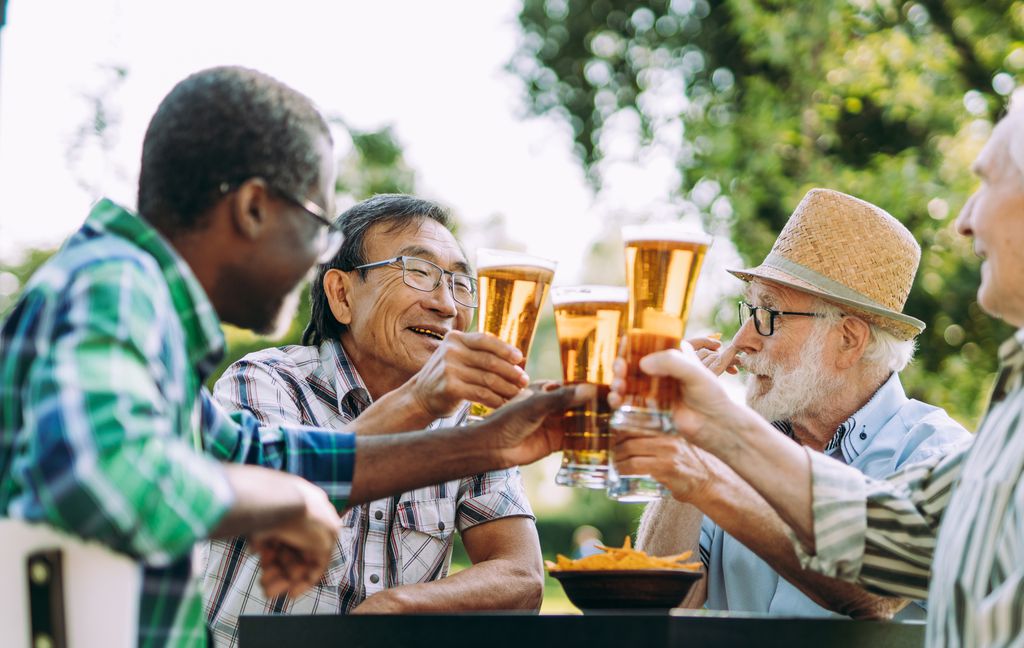 Beber não deixa as pessoas mais atraentes, mas reduz medo de rejeição