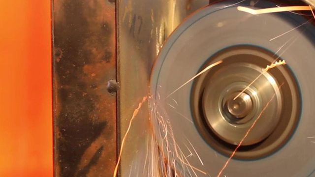 Pesquisadores criam material metálico impossível de ser cortado; assista