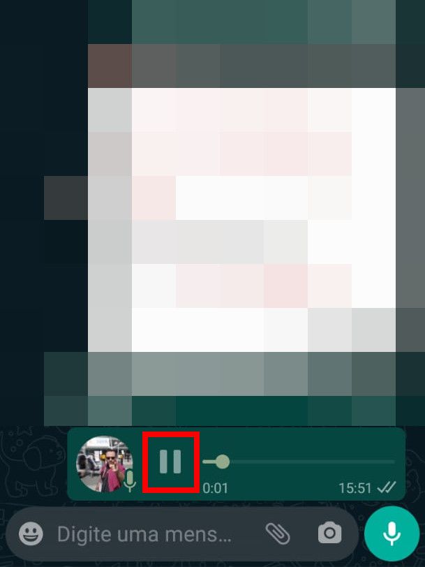 Abra o WhatsApp, localize o áudio que você quer dublar, reproduza-o e pause-o logo em seguida (Captura de tela: Matheus Bigogno)