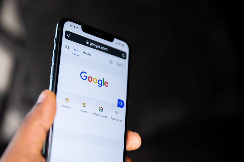 Google desenvolve mecanismos para promover conteúdos legítimos e rebaixar os falsos (Imagem: Solen Feyissa/Unsplash)