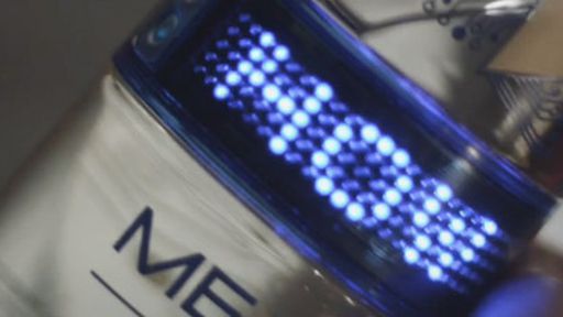 Garrafa de vodka com LED exibe mensagens para os festeiros na balada