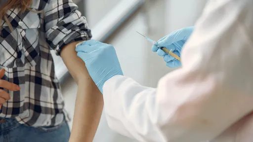 Adolescente descobre a própria "morte" na fila para se vacinar contra covid-19