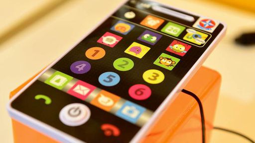 Empresas de brinquedos investem em tablets e smartphones de mentira para bebês